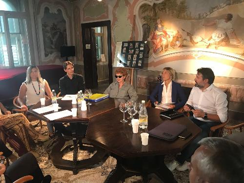 Nella foto gli assessori regionali Tiziana Gibelli (terza da dx) e Barbara Zilli (seconda da dx) a Tolmezzo per l’incontro dedicato al rilancio del Museo Gortani